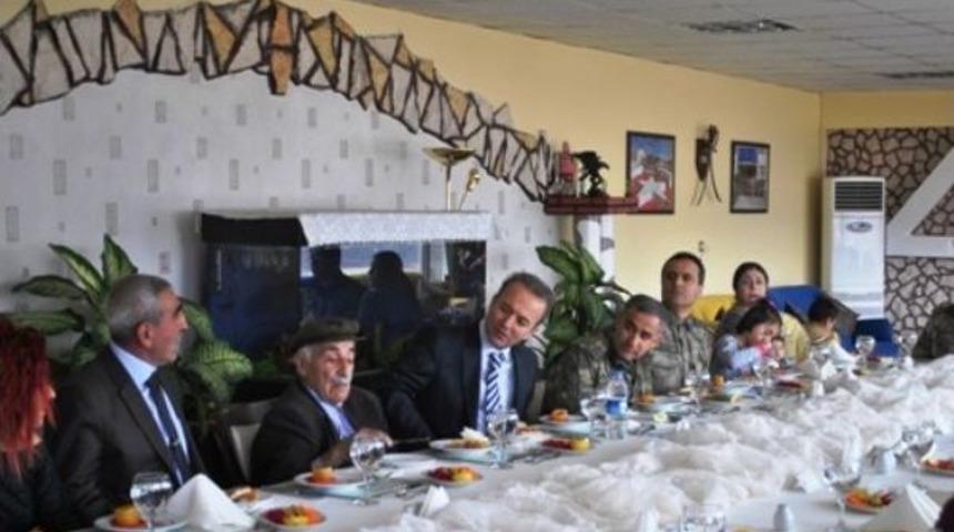 Vali G&uuml;ner, Şehit Aileleri Ile Yemekte Buluştu