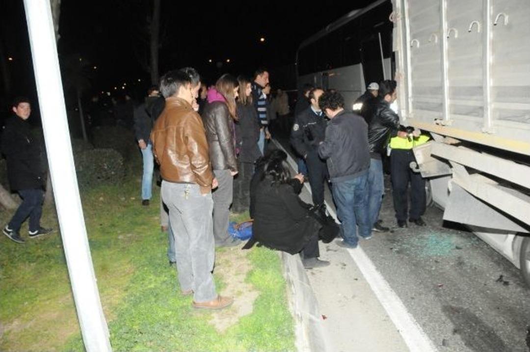 Otob&uuml;s Kırmızı Işıkta Turan Otomobili Kamyonun Altına Soktu: 3 Yaralı