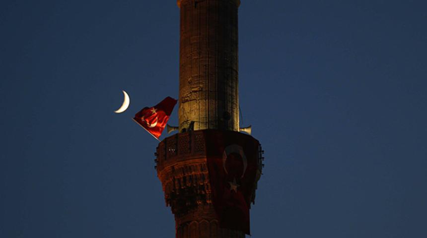 90 bin camide aynı anda sela okundu