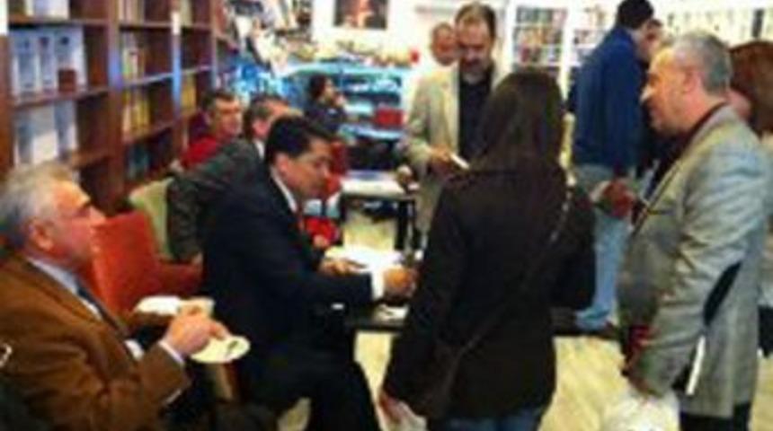 Prof. Dr. Ahmet &Ouml;zer&rsquo;den imza ve s&ouml;yleşi