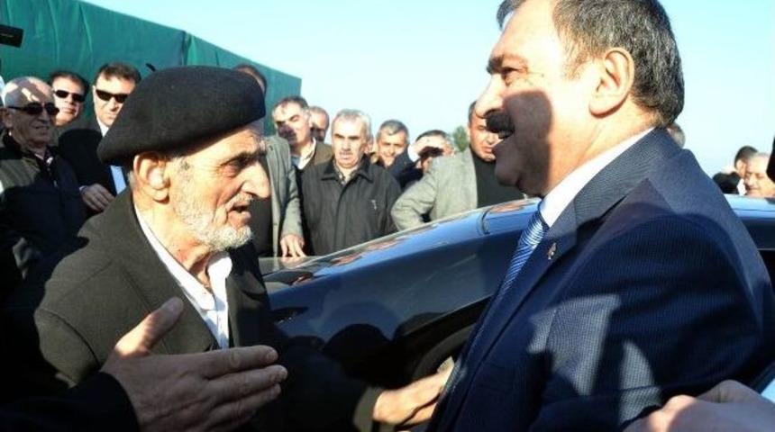 Yaşlı Adamdan Bakan &Ccedil;elik'e Yoğun İlgi