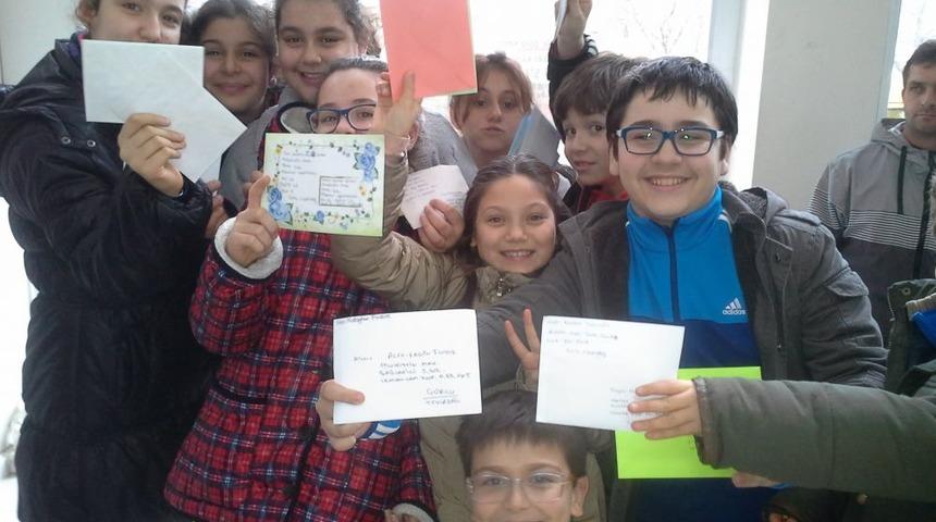 Fatihli &Ouml;ğrenciler Mektup Yazıp Annelerine G&ouml;nderdi