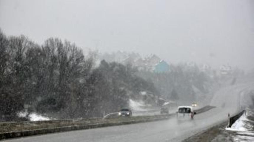 Bolu Dağı'nda Kar Yağışı Ulaşımı Etkiledi