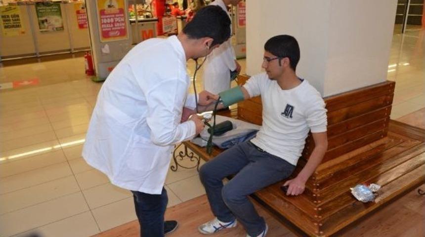Sağlık &Ouml;ğrencileri Halkın Tansiyonunu &Ouml;l&ccedil;t&uuml;
