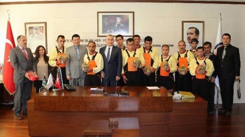 Zihinsel Engelli &Ouml;ğrenciler, &Ccedil;i&ccedil;ek Yetiştiriyor