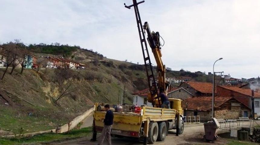 Eskigediz'de Eski Elektrik Direkleri S&ouml;k&uuml;l&uuml;yor