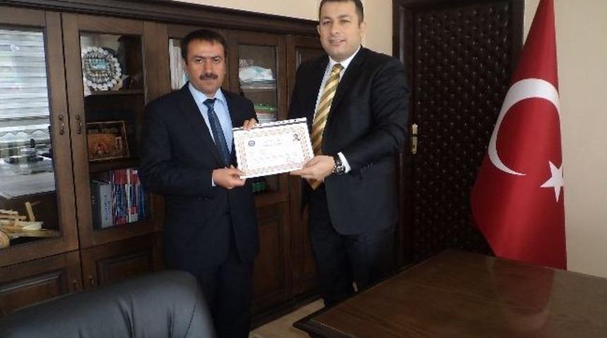 Kaymakam Şahin&rsquo;den Şube M&uuml;d&uuml;r&uuml; Tanyeri&rsquo;ye Başarı Belgesi