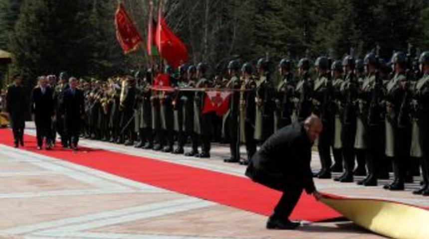 K&ouml;şkte Kral Abdullah&rsquo;ı Karşılamada R&uuml;zgar Halıyı U&ccedil;uruyordu