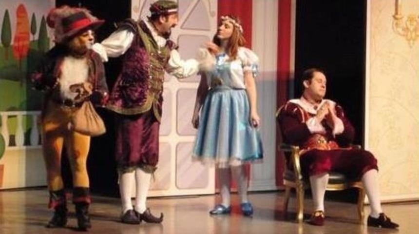 &Ccedil;aycuma&rsquo;da '&ccedil;izmeli Kedi' Tiyatro Oyunu Sahnelendi