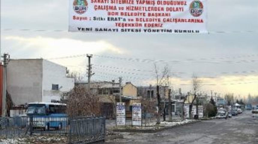 Sanayicilerden Başkan'a Teşekk&uuml;r Pankartı