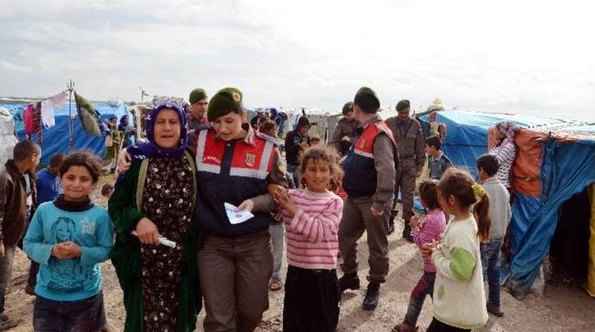 Jandarma İkna Etti Tarlada &Ccedil;alışan 20 &Ccedil;ocuk Okula Başladı