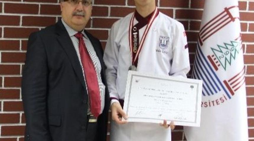 İlk Yılda D&uuml;nya İkinciliği