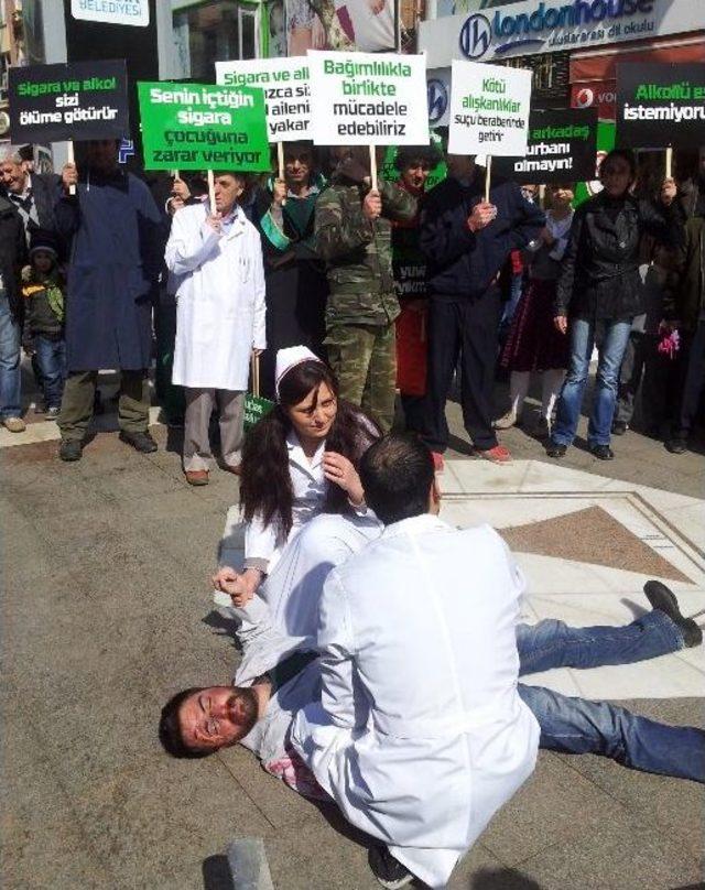 Alkolün Zararları Sokak Tiyatrosuyla Anlatıldı