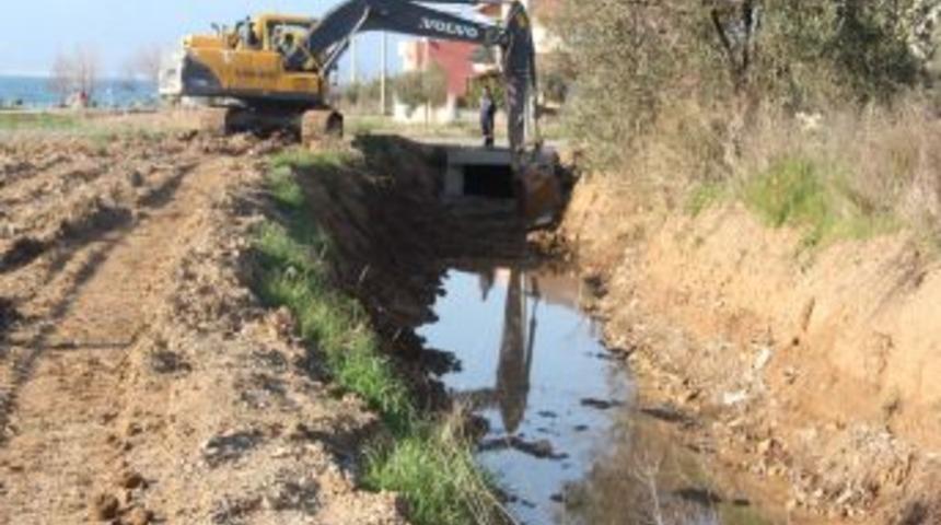 Burhaniye Belediyesi Menfez Temizliğine Başladı