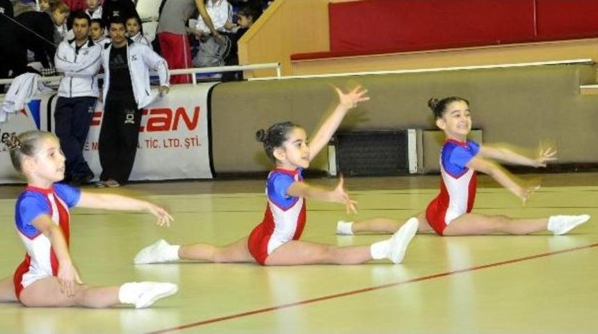 Kul&uuml;plerarası Aerobik Jimnastik T&uuml;rkiye Şampiyonası Balıkesir'de Yapıldı