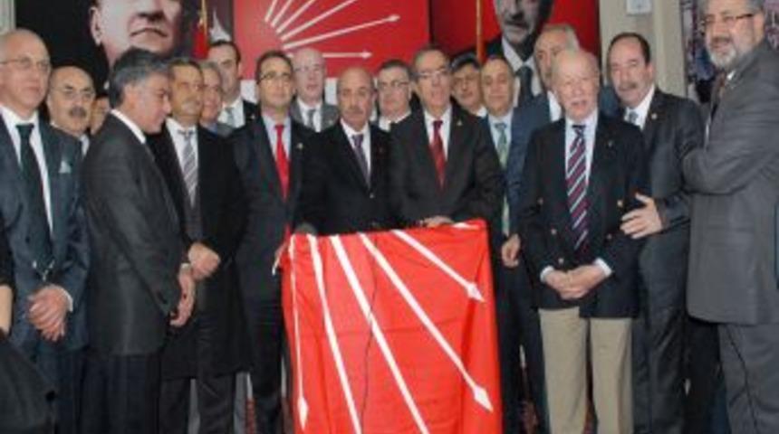 CHP&rsquo;li Vekillerin Basın Toplantısına R&uuml;şvet Davasının Sanığı Da Katıldı