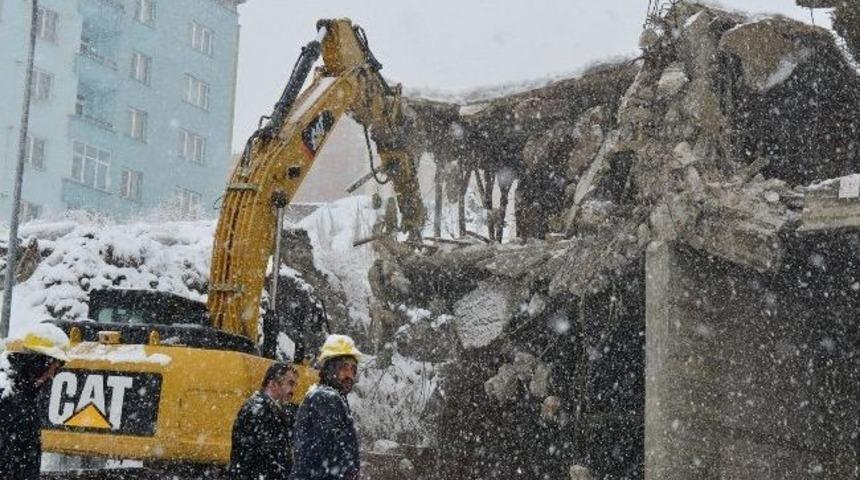Yakutiye&rsquo;de Ka&ccedil;ak Bina Yıkımı &Uuml;&ccedil; G&uuml;n S&uuml;rd&uuml;