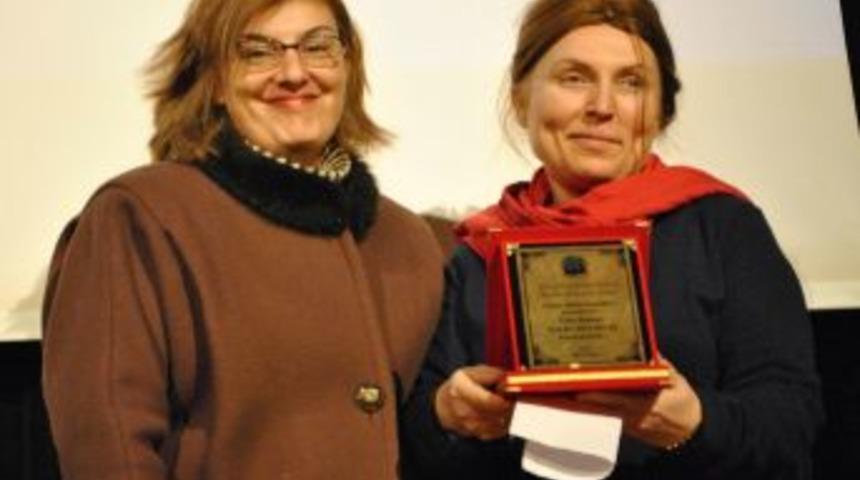 Yağmur Eğitim G&ouml;n&uuml;ll&uuml;leri, Dilek &Ouml;ztaş'ı, Yılın Annesi Se&ccedil;ti