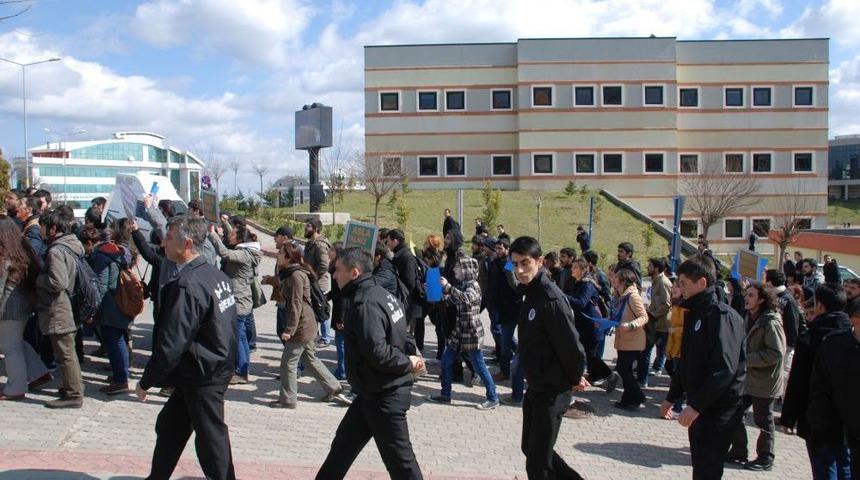 Arkadaşlarının &Uuml;niversiteden Uzaklaştırılmasını Protesto Ettiler