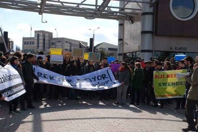 Arkadaşlarının Üniversiteden Uzaklaştırılmasını Protesto Ettiler