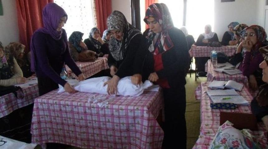 Karake&ccedil;ili'de Bayanlara Cenaze Yıkama Ve Kefenleme Kursu
