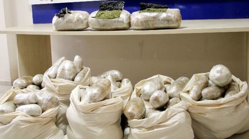 İzmir&rsquo;de 122 Kilo Esrar Ele Ge&ccedil;irildi