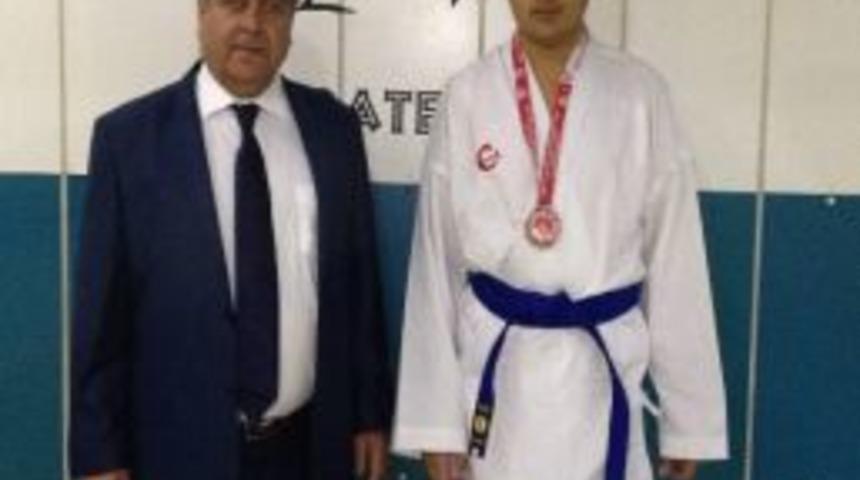 Malatyalı Gen&ccedil; Kareteci T&uuml;rkiye &Uuml;&ccedil;&uuml;nc&uuml;s&uuml;