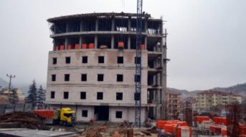 Asans&ouml;r Boşluğuna D&uuml;şen İş&ccedil;i Ağır Yaralandı