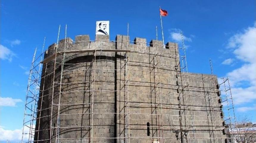 Diyarbakır Surlarında Restorasyon Çalışmaları Devam Ediyor