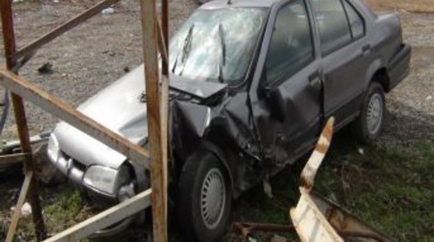 Lastiği Patlayan Ara&ccedil; Elektrik Direğini Devirdi; 4 Yaralı