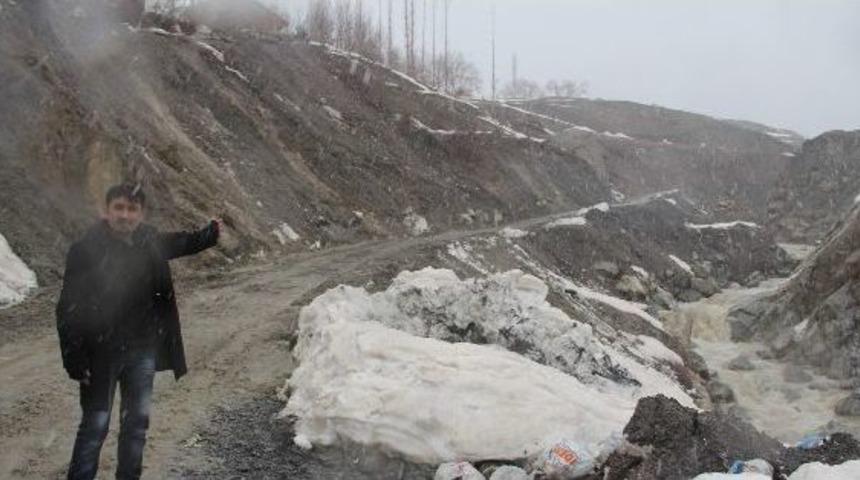 Heyelanın Kapattığı Mahalle Yolu İki G&uuml;n Sonra A&ccedil;ıldı