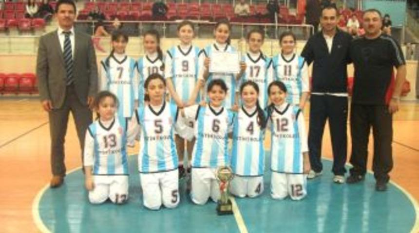 &Ouml;zel Karab&uuml;k Fatih Koleji Kız Basketbol Takımı Il Birincisi Oldu