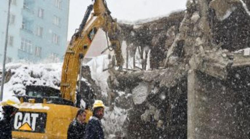 Belediye Ekipleri Ka&ccedil;ak Binayı 3 G&uuml;nde Yıkabildi