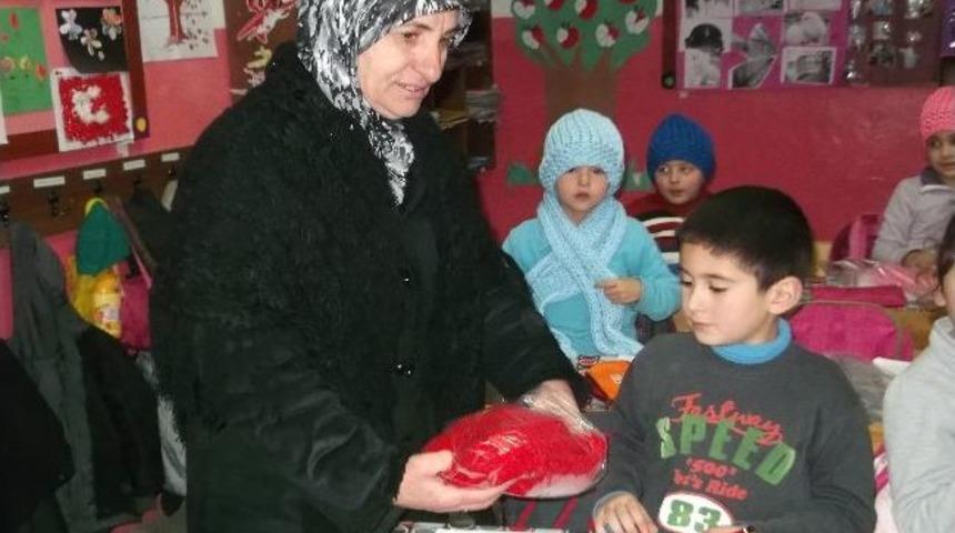 Yardımsevenler Derneği Sevgi Atkısı Dağıttı