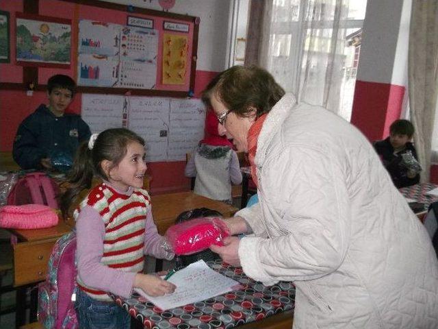 Yardımsevenler Derneği Sevgi Atkısı Dağıttı 1