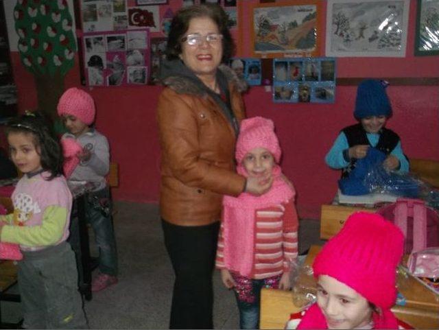 Yardımsevenler Derneği Sevgi Atkısı Dağıttı 2