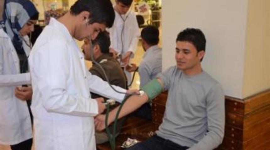 &Uuml;niversite &ouml;ğrencileri halkın tansiyonunu &ouml;l&ccedil;t&uuml;