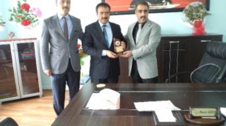Müdür Avcı’dan Şube Müdürü Tanyeri’ne Plaket
