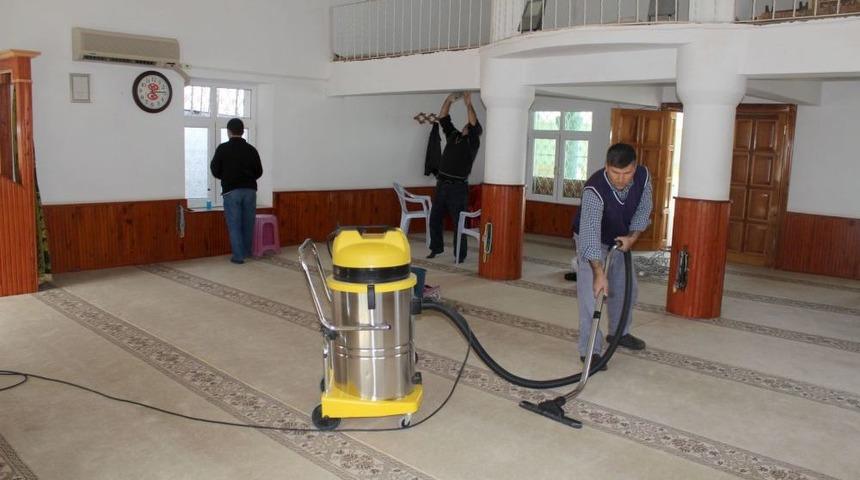 Sarı&ccedil;am'da Camileri Belediyenin Kurduğu Ekip Temizliyor