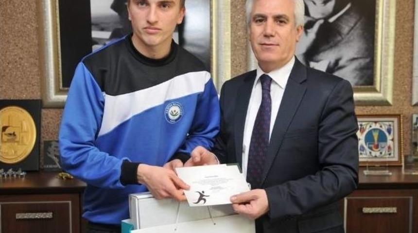 Atletizm Şampiyonları Bozbey Tarafından &Ouml;d&uuml;llendirildi