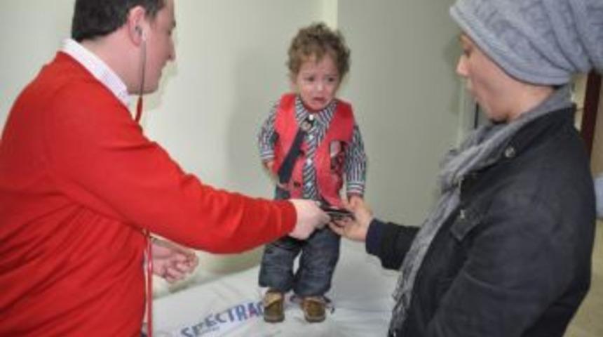 Hastanede &Ccedil;ocuklar &Ouml;nce &Ccedil;ikolata Alıyor Sonra Muayene Oluyor