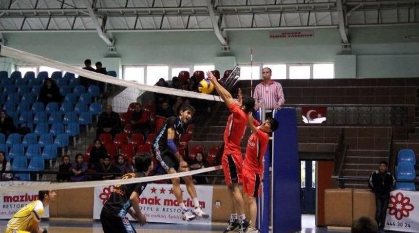 Voleybol'da Erzincan Derbisini Erzincanspor Kazandı
