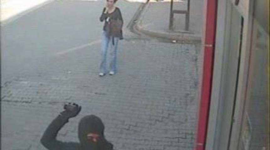 Sokak Eylemindeki Taşlar Artık Kuyumcu Camı Kırıyor