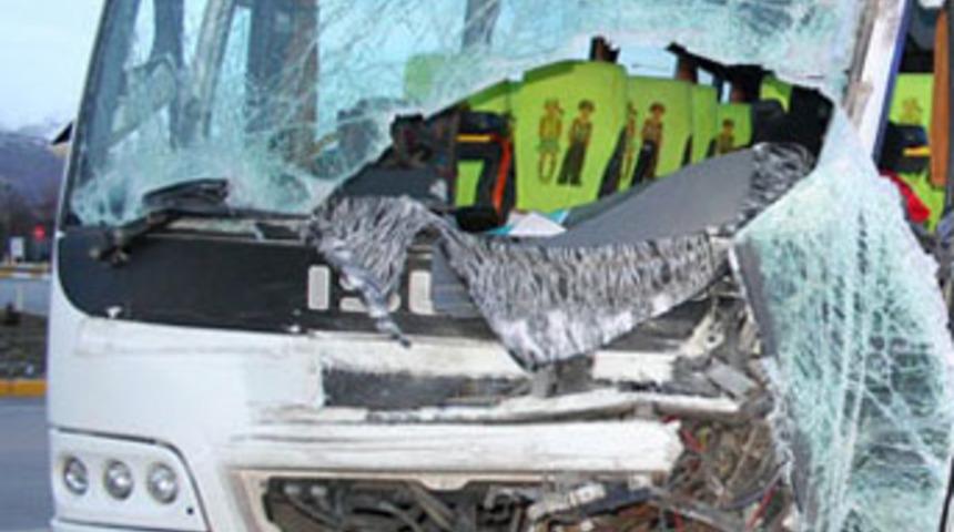 Kırmızı ışıkta ge&ccedil;en TIR midib&uuml;se &ccedil;arptı