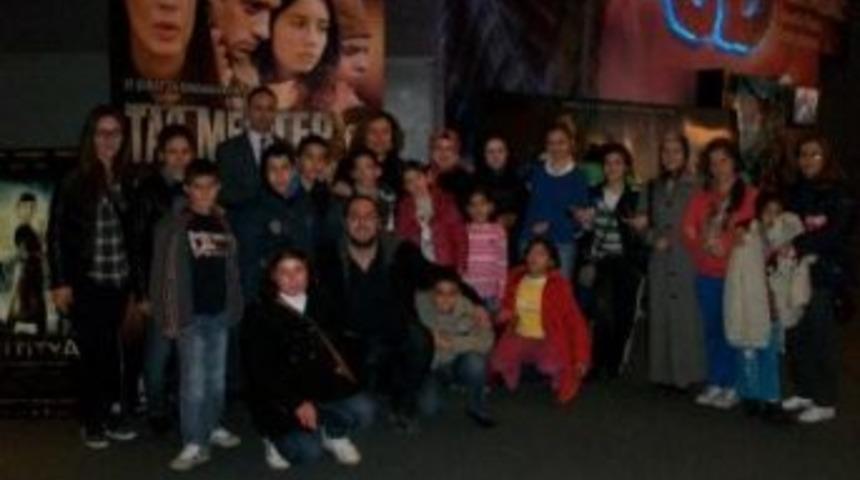 G&ouml;n&uuml;l El&ccedil;ileri İle &Ccedil;ocuklar Taş Mektep Filminde Buluştu