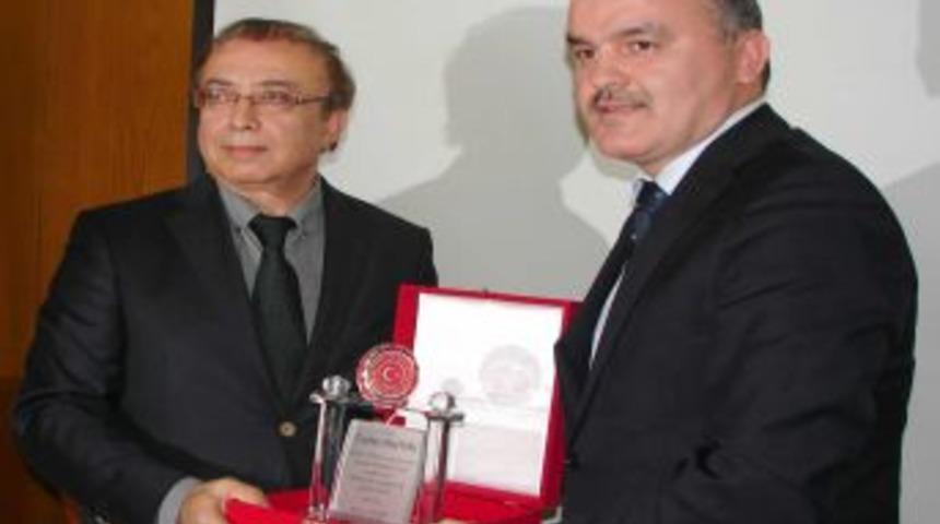 Denizli'de Eğitime Maddi Destek Veren Bereket Enerji &Ouml;d&uuml;llendirildi