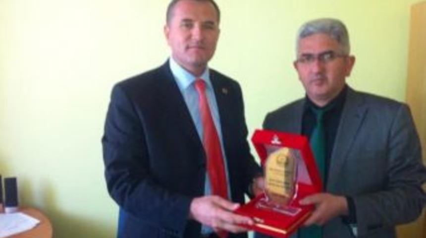 Başkan Mergen&rsquo;den Kanmaz&rsquo;a Plaket