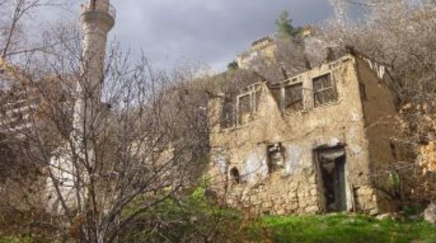 Tarihi Cami Yanındaki Virane Ev