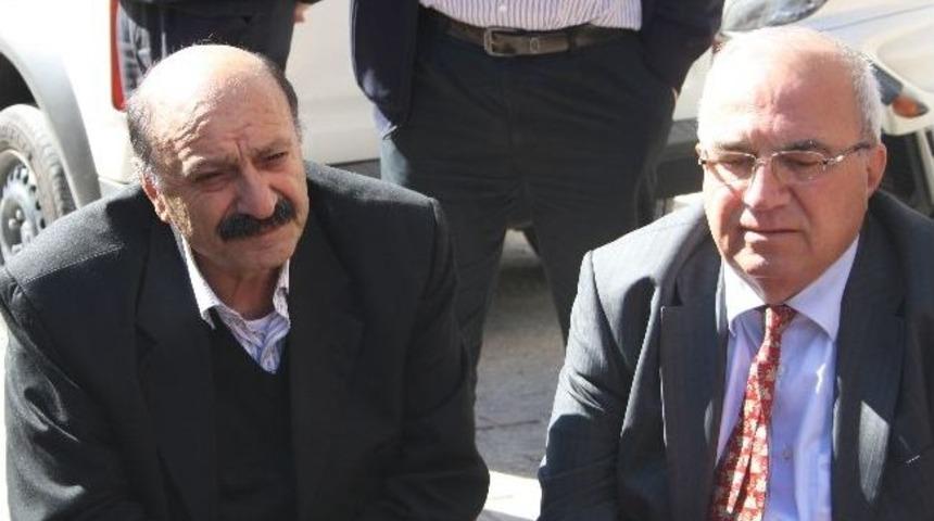 Arazi &Ccedil;atışmasında &Ouml;ld&uuml;r&uuml;len Kayınbirader Ve Yeğeninin Cenazesini Eski Bakan Arif Sezer Teslim Aldı