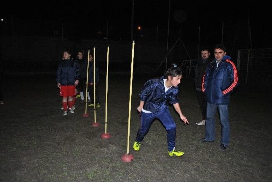 Ablalarına Futbol Dersi Veren Kız &Ccedil;ocukları